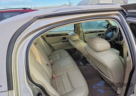 1999 Lincoln Town Car Signature z USA, uszkodzony, nr VIN 1LNHM82W2XY647028